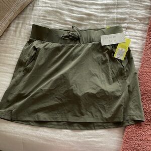 All in Motion mid rise skort. NWT. Size M.